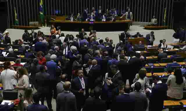 Câmara aprova isenção do Imposto de Renda para quem ganha até R$ 5 mil e projeto segue para o Senado