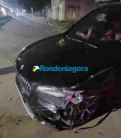 Motorista perde controle e colide BMW contra árvore em Porto Velho