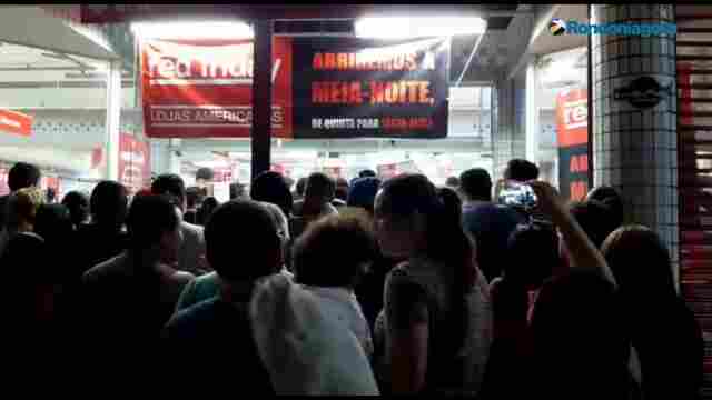 Multidão passa horas para entrar nas Lojas Americanas no Black Friday