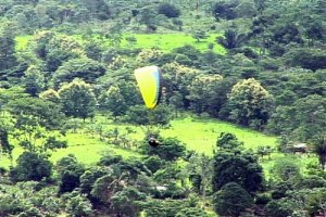 Piloto comemora milésimo vôo duplo de parapente em Rondônia