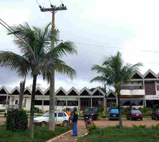 Em Vilhena, Prefeitura verifica iluminação em frente ao prédio da Unir