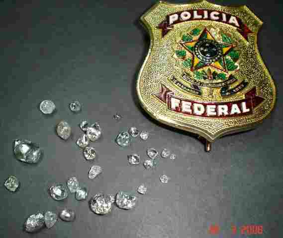 POLICIA FEDERAL APREENDE 30 PEDRAS DE DIAMANTES EM ESTADO BRUTO