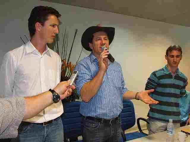 CASSOL CHORA NA CHEGADA DO FILHO E DIZ QUE PRISÃO FOI MAIOR GOLPE POLÍTICO QUE RECEBEU NA CARREIRA