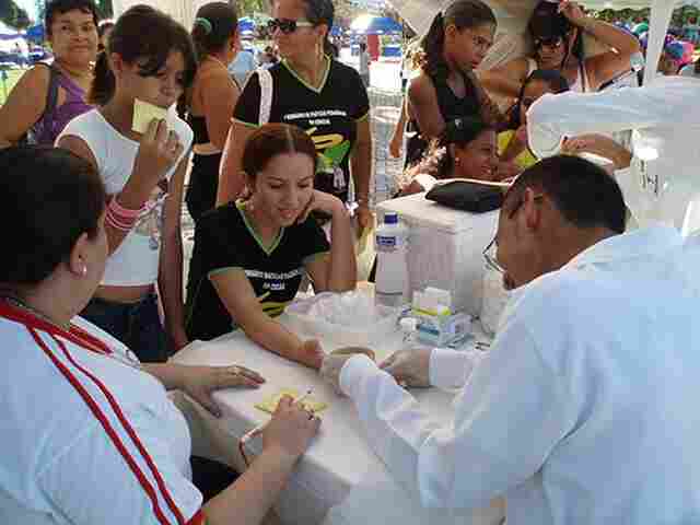 Acadêmicos da Fimca levam atendimento de saúde à Praça Aluízio Ferreira