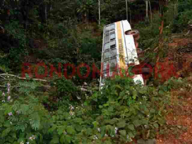 GRUPO DE 14 CRIANÇAS SAI SEM GRAVES FERIMENTOS DE ACIDENTE COM ÔNIBUS ESCOLAR; VEJA IMAGENS