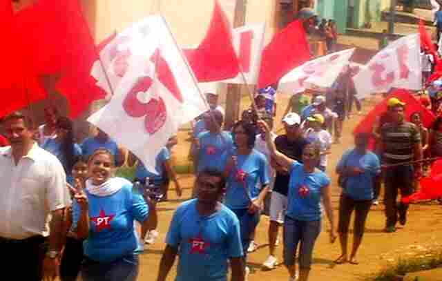 Edson Silveira apresenta propostas em caminhada pela Zona Norte