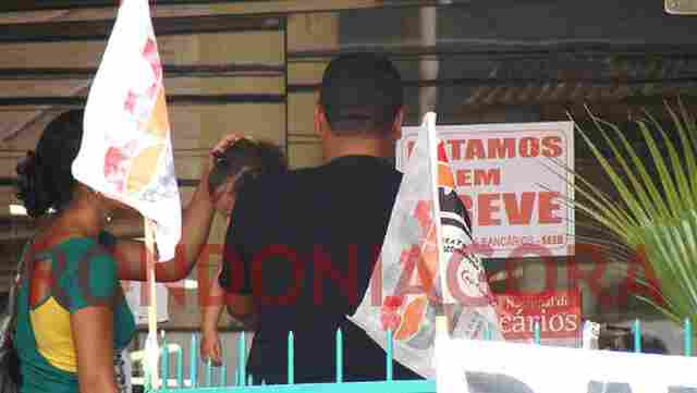 BANCÁRIOS FECHAM BANCOS E IMPEDEM COLEGAS DE TRABALHAR