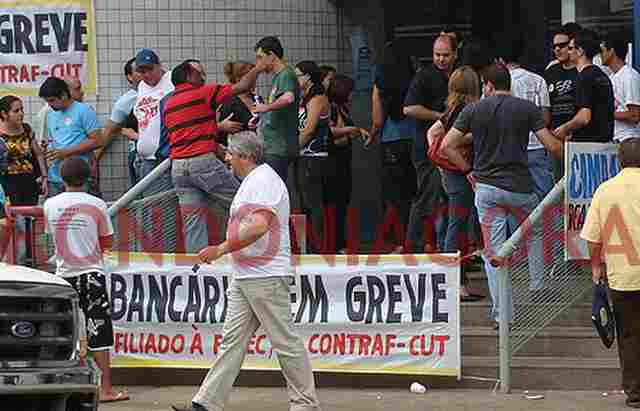 JUSTIÇA DO TRABALHO MANDA POLÍCIA AFASTAR-SE DE BANCOS