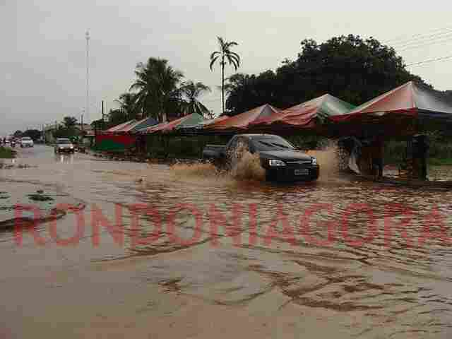 Trânsito de Porto Velho pára com forte chuva que atingiu a cidade