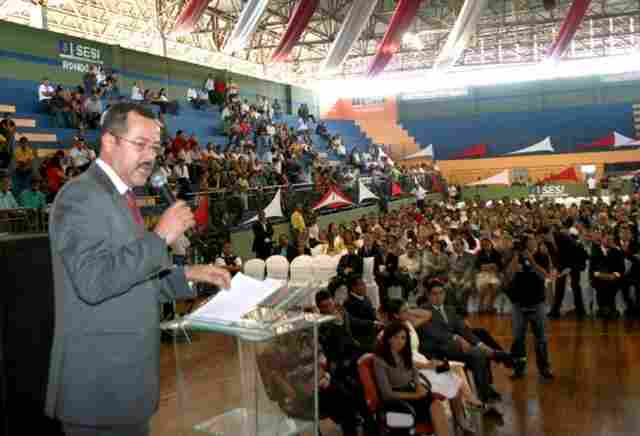 Roberto toma posse anunciando pacote de obras e alterações no secretariado
