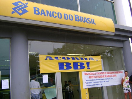 População de Machadinho e funcionários do Banco do Brasil fecham agência em protesto contra atendimento precário