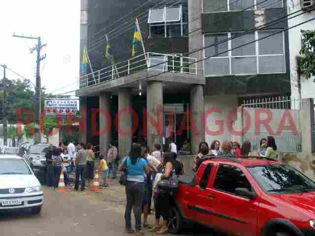 Funcionários da Seduc aguardam Corpo de Bombeiros