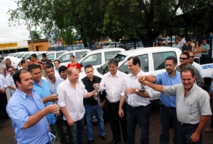 Vice-governador João Cahulla repassa veículos ao Idaron