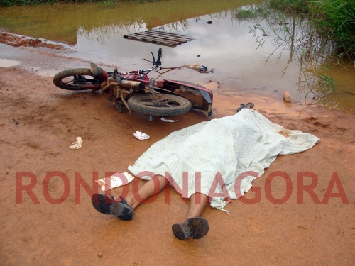 MULHER É ASSASSINADA NA CAPITAL COM TIRO NA CABEÇA; veja imagens