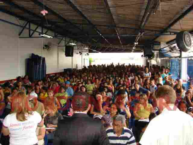 Trabalhadores em educação protestam contra atraso do ano letivo