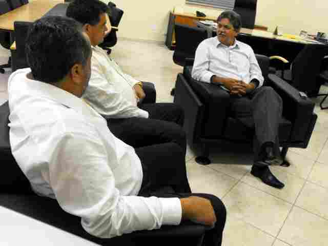 Cahulla recebe deputado estadual, secretário e prefeito