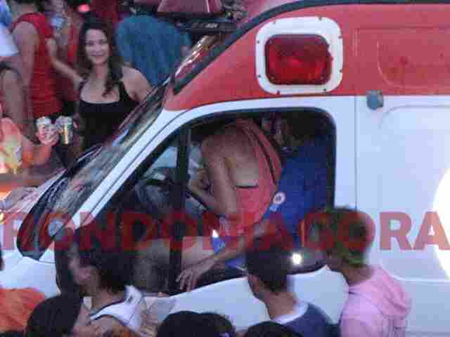 IRRESPONSABILIDADE: MOTORISTA DO SAMU LEVA MULHER AO COLO EM AMBULÂNCIA NA BANDA DO VAI QUEM QUER; CABINE SERVIU PARA GUARDAR CERVEJA