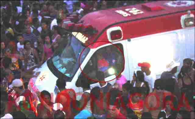 NOVAS IMAGENS DERRUBAM VERSÃO DE MOTORISTA QUE PERMITIU MULHER BEBER NO COLO DURANTE A BANDA DO VAI QUEM QUER