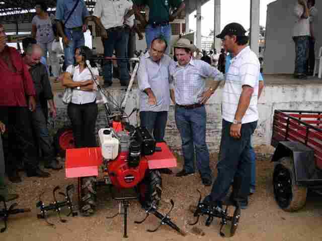 Cassol assina convênios após trabalho de Jesualdo