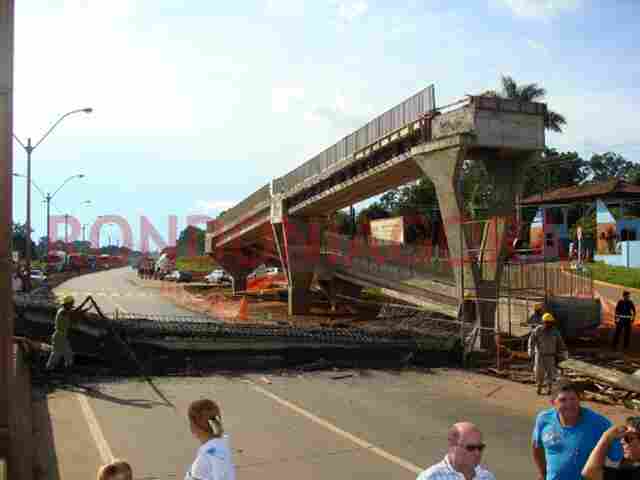 VEJA IMAGEM DA PASSARELA QUE DESABOU NA BR