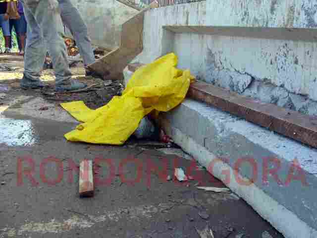 PASSARELA DE PEDESTRES EM FRENTE A FARO DESABA E MATA UM OPERÁRIO