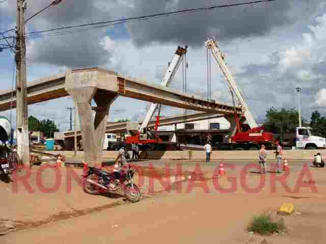 GUINDASTES SEGURAM PASSARELA EM PORTO VELHO E TRABALHOS RECOMEÇAM NA NOITE DESTA QUARTA-FEIRA