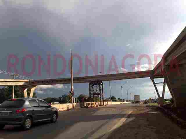 APÓS HOMEM SER ESMAGADO, CONSTRUTORA DE PASSARELA FAZ O ÓBVIO E CONSTRÓI ESTRUTURA NO CENTRO DAS OBRAS