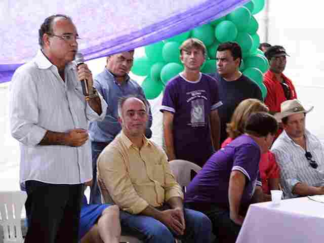 Jesualdo Pires entrega tanques de leite em Nova Mamoré e Alto Alegre