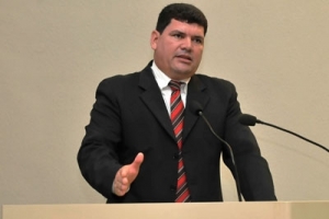Deputados homenageam secretário porque houve "poucas fugas"