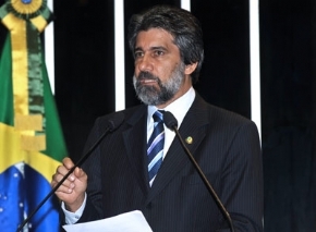 Raupp pede voto de aplauso a Marinha do Brasil por ações em RO
