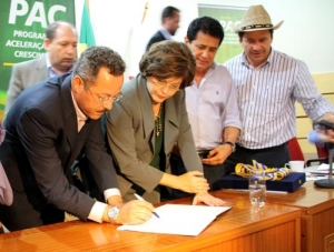Prefeito assina ordem de serviço para construção de viadutos