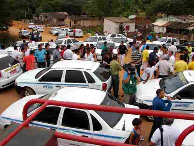 Ao lado do PT e da CUT taxistas querem o fim do mototaxi