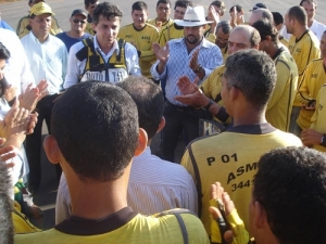 Expedito Junior recebido com festa por mototaxistas em Cacoal