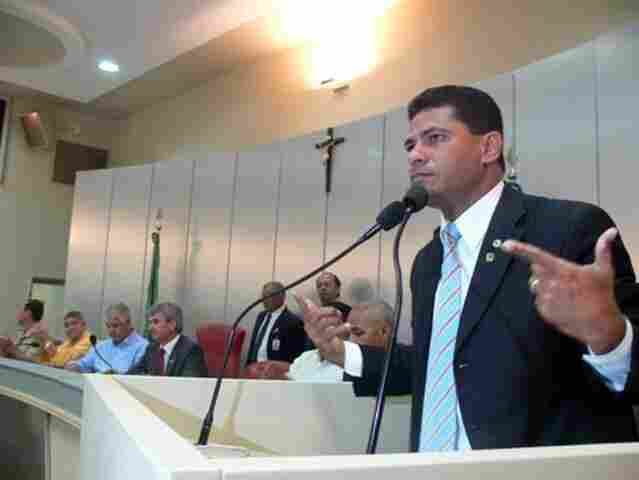 Amparado pela Justiça Eleitoral, Tiziu troca PMDB por PP