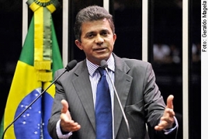 Expedito volta a cobrar de Temer votação de transferência de servidores