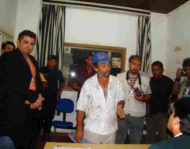 Comissão do TRE explica impasse jurídico a manifestantes