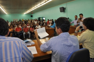 Servidores de Jaru lotam Câmara e recebem Expedito Júnior