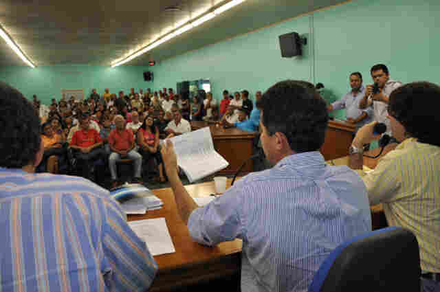 Servidores de Jaru lotam Câmara e recebem Expedito Júnior