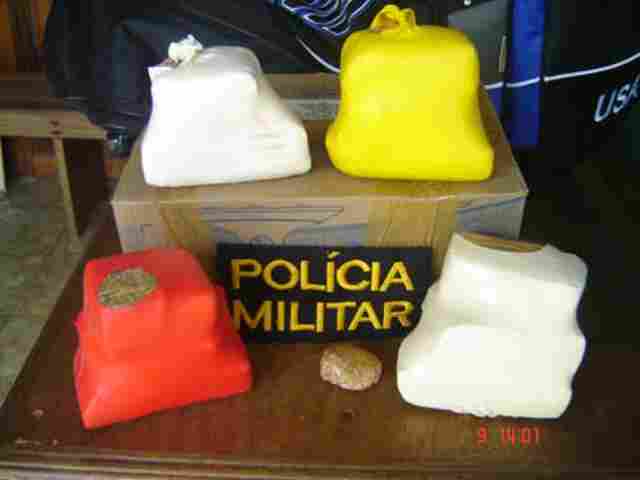 Dois homens presos com 3 quilos e 700 gramas de droga