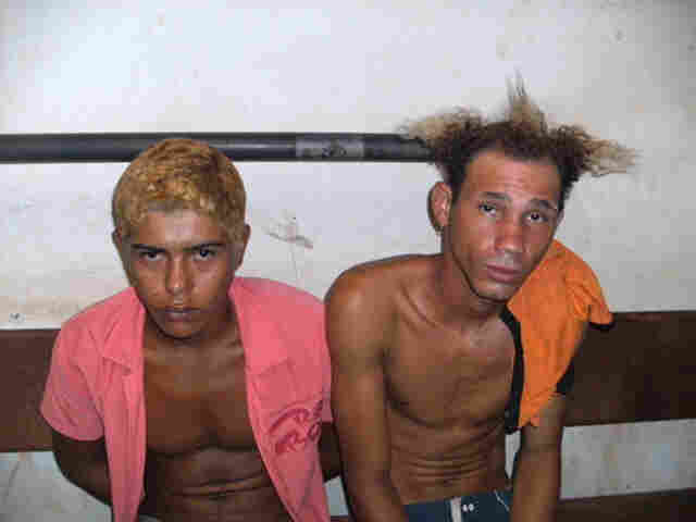 GIC e PM cumprem mandados de busca e encontram coletes da e mira a laser