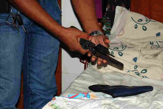 Armas e computadores são apreendidos com quadrilha