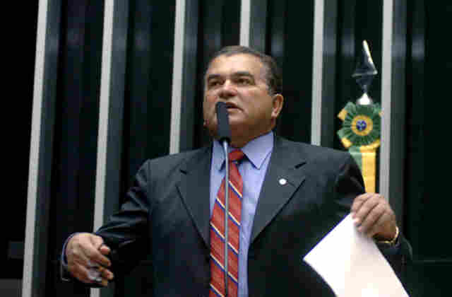 Amorim critica política do BNDES e ditadura de lideranças na Câmara