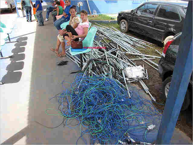 Pacientes dividem espaço com cabos e material elétrico no novo Oswaldo Cruz