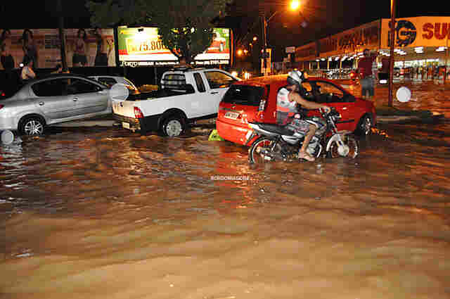 CAOS EM PORTO VELHO APÓS CHUVA TORRENCIAL NESTE DOMINGO
