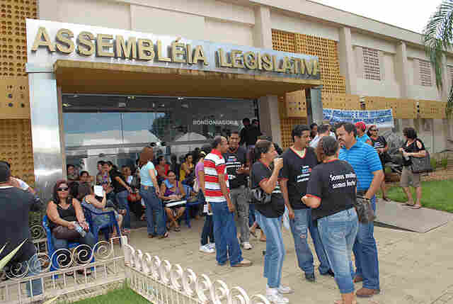 Grevistas insistem em garantir aumento não só a professores