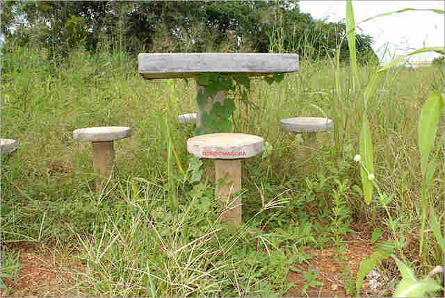 Assessoria da prefeitura diz que praça do Marechal Rondon está em fase de conclusão; confira fotos do abandono