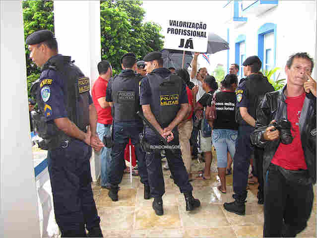 TROPA DE CHOQUE DA PM PROTEGE PALÁCIO DO GOVERNO, CERCADO POR GREVISTAS DA EDUCAÇÃO