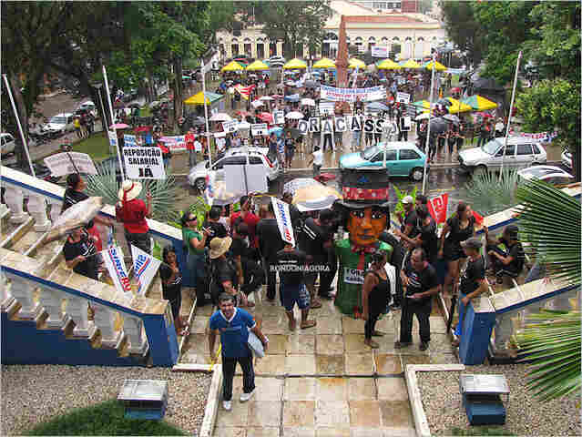 TRABALHADORES INTERROMPEM GREVE PARA AGUARDAR NEGOCIAÇÕES; MANIFESTAÇÕES AUMENTAM COM SAÍDA DE CASSOL