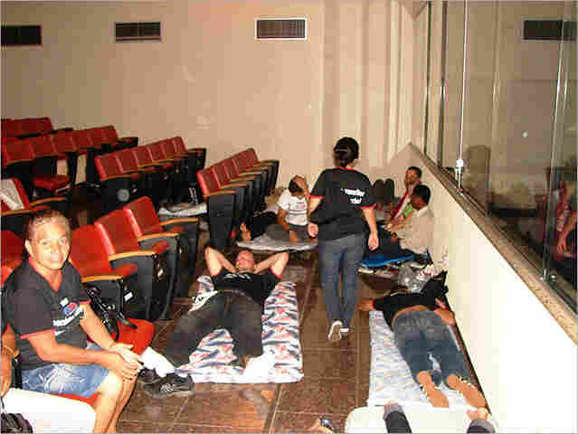 Grevistas dormem na Assembléia e aguardam Cassol
