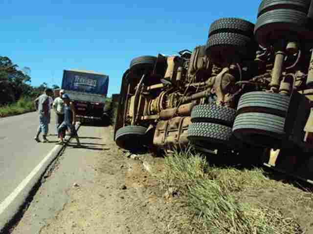 Carreta com 29 toneladas de carne tomba após cair em buraco na BR 364